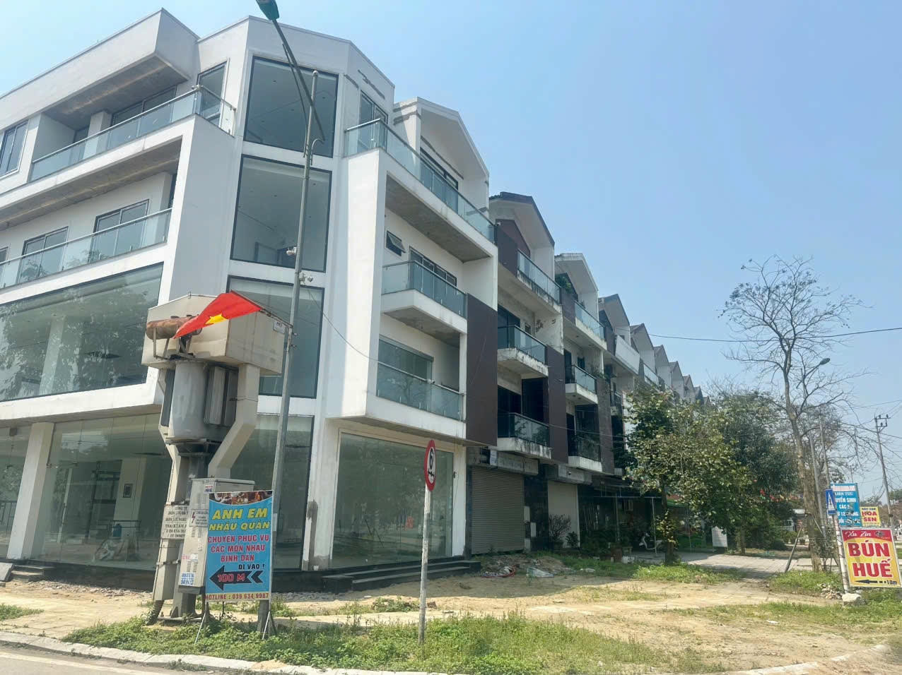 Hàng loạt căn nhà liền kề đã được xây dựng trong Khu đô thị Xuân An, nhưng một số vẫn chưa có người ở, tạo cảm giác bỏ trống