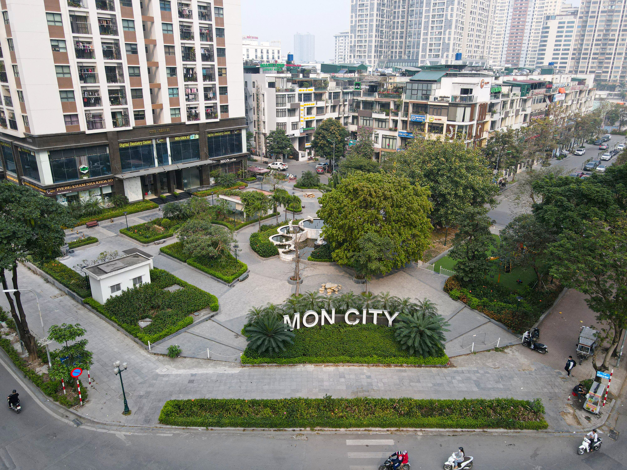 Hình ảnh cây xanh nội khu và cảnh quan xanh mát tại khu đô thị Mon City