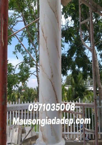 Hình ảnh cột giả đá cẩm thạch màu vàng ngọc, gợi liên tưởng đến giá trị và sự sang trọng của vàng, phân tích giá vàng Ngọc Sơn.