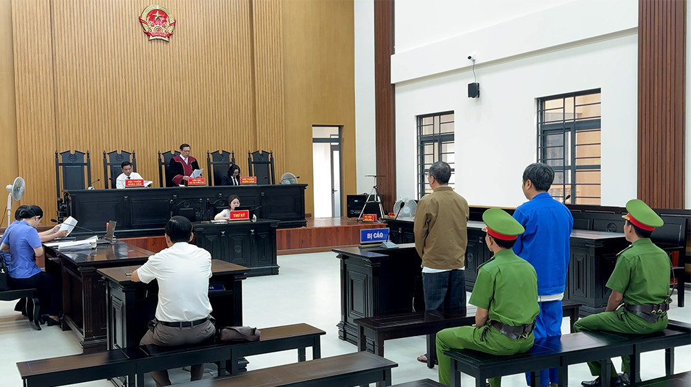 Hình ảnh hội đồng xét xử đang tuyên án một vụ án kinh tế