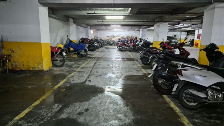 Hình ảnh tầng hầm ẩm ướt tại khu đô thị Tân Việt, nước lênh láng gây ảnh hưởng kết cấu