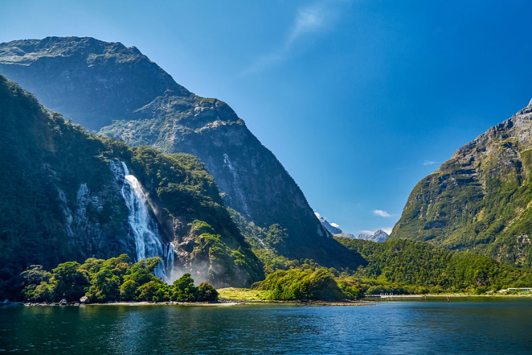 Milford Sound – vịnh hẹp nổi tiếng với cảnh quan thiên nhiên hùng vĩ tại New Zealand