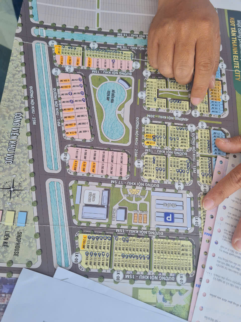 Môi giới bất động sản tư vấn khách hàng về các phân khu tại Khu đô thị Tân Thanh Elite City Hà Nam