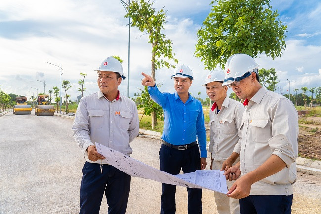 Một góc khu dân cư với các căn nhà hiện đại và đường nội bộ rộng rãi