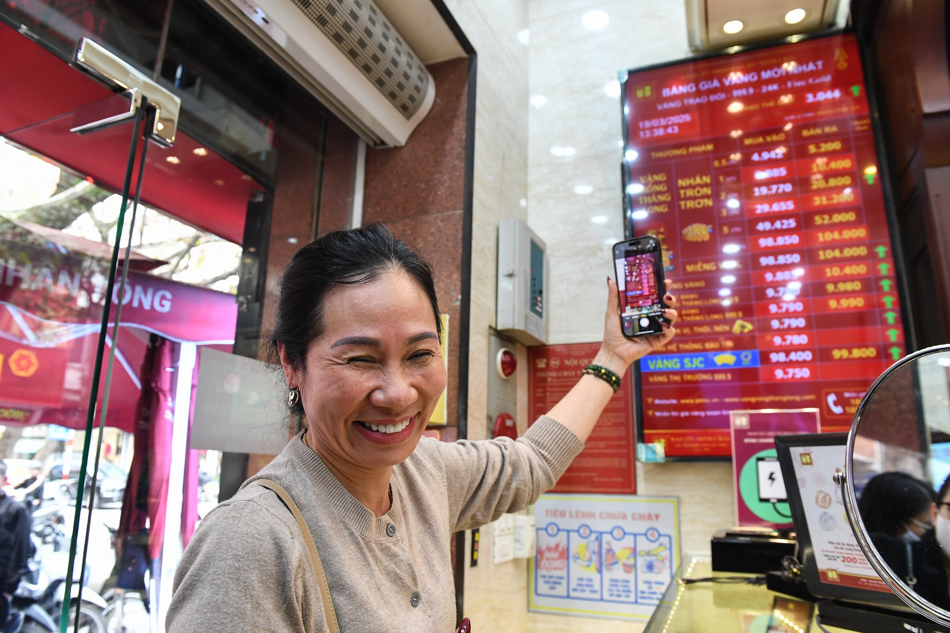 Người dân xếp hàng mua bán vàng tại các cửa hàng vào ngày 20/3/25 khi giá biến động