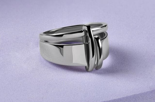 Người phụ nữ đeo nhẫn bạch kim 950 và đồng hồ, tượng trưng cho sự sang trọng