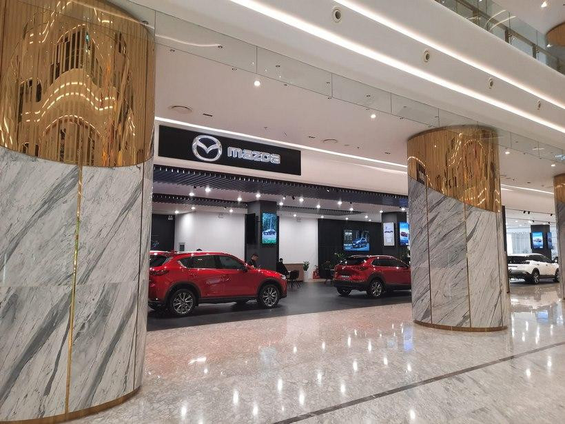 Nhiều mẫu ô tô sang trọng được trưng bày tại Thiso Mall