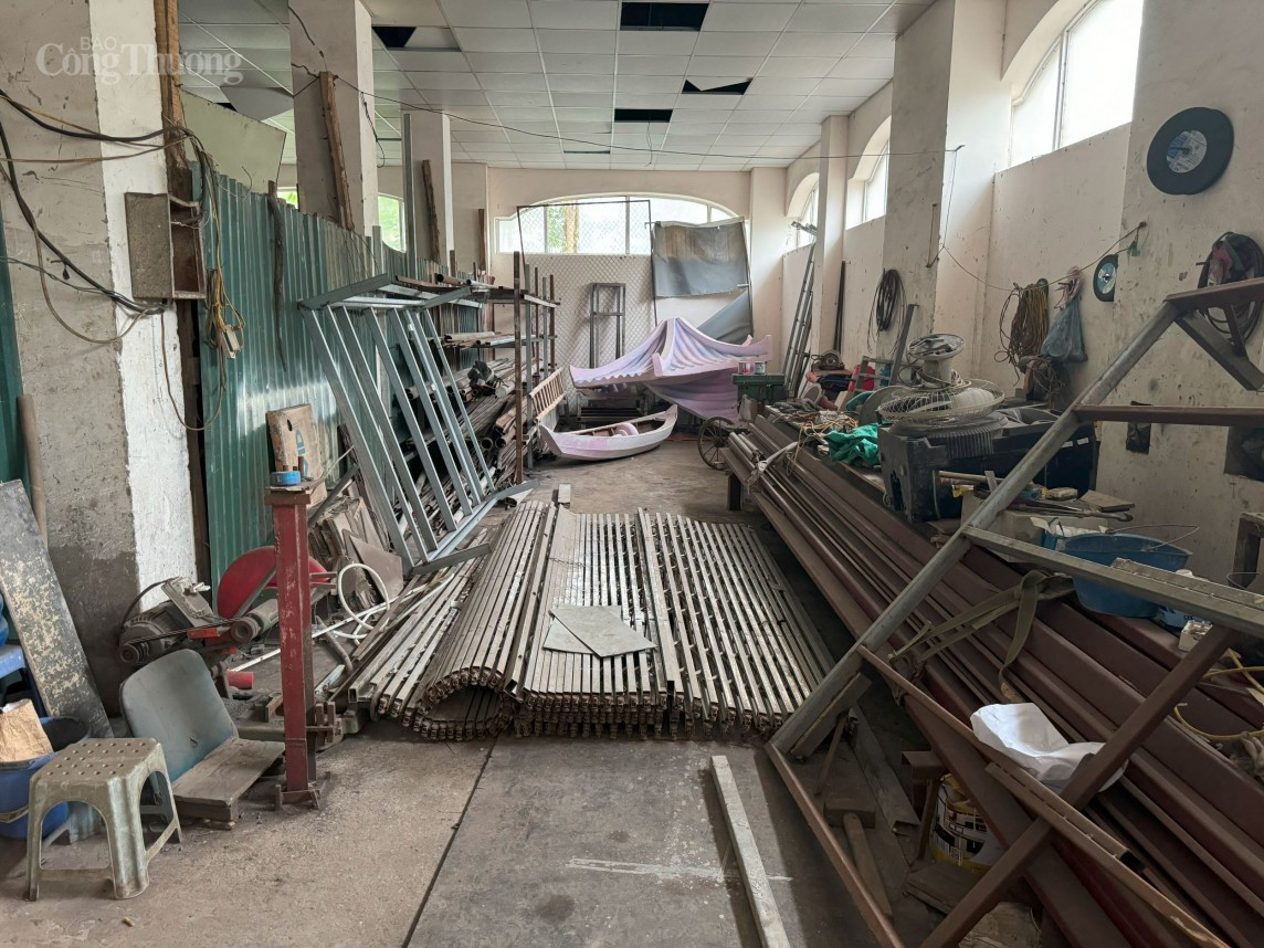 Nội thất và trần nhà xuống cấp bên trong dự án Sài Đồng