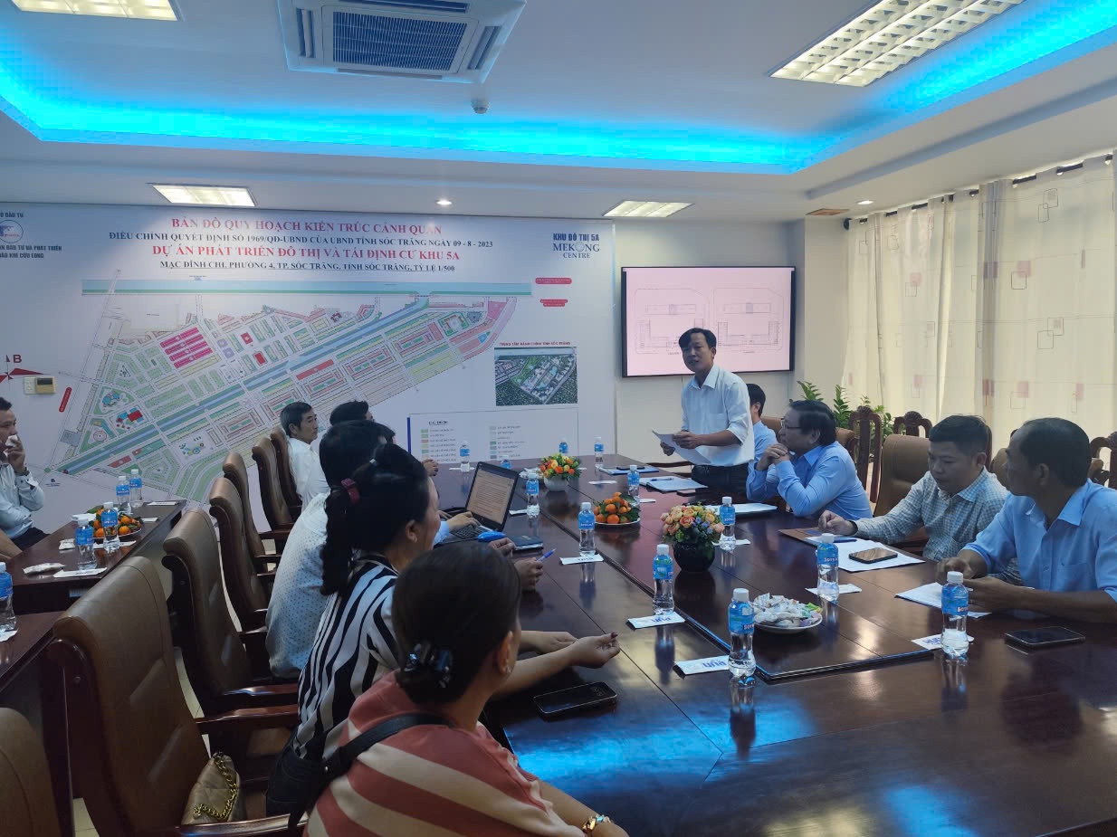 Ông Phan Minh Thuyến, đại diện Phòng Quản lý Đô thị TP Sóc Trăng, phát biểu về việc điều chỉnh quy hoạch giáo dục