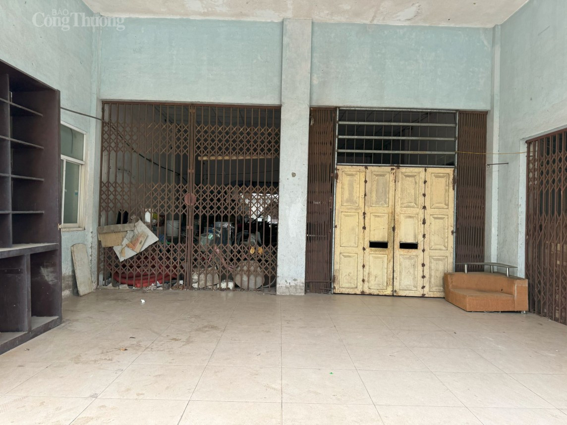 Sảnh tầng 1 khu đô thị Sài Đồng biến thành nơi chứa phế thải