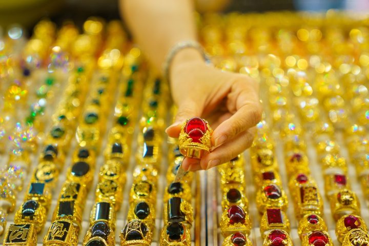 Thị trường vàng miếng SJC và vàng nhẫn trong nước phản ứng với biến động giá vàng ngày 23/03/2025