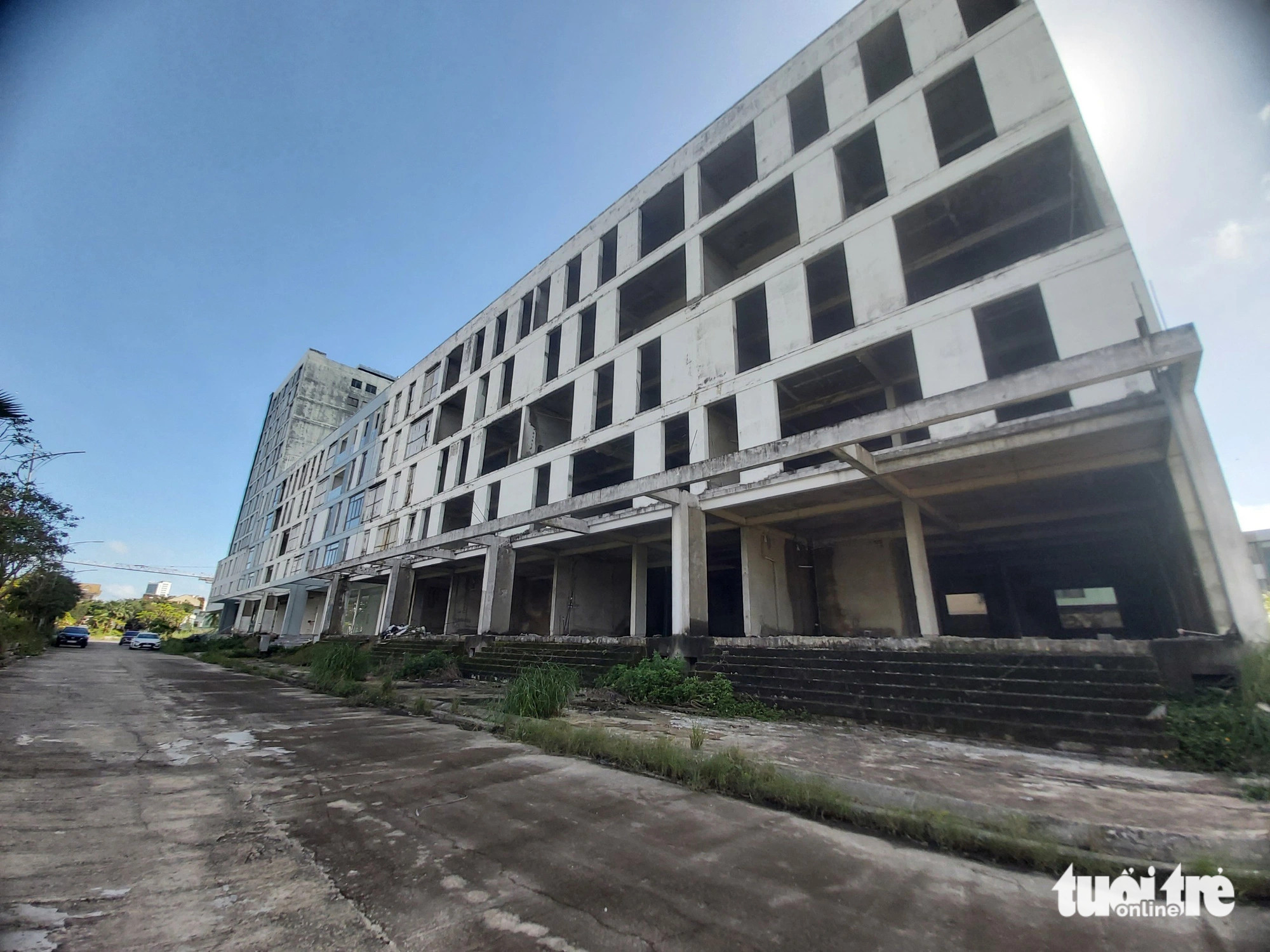 Tòa nhà trong dự án khu đô thị Đa Phước phủ đầy rêu mốc, minh chứng cho thời gian dài bị đình trệ và xuống cấp.