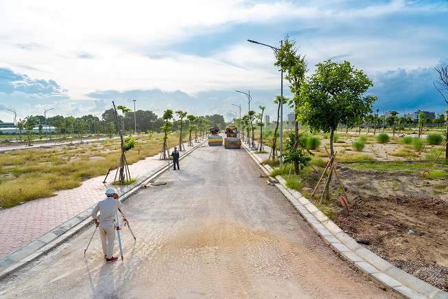 Toàn cảnh đường phố và nhà ở, cho thấy sự quy hoạch đồng bộ của dự án