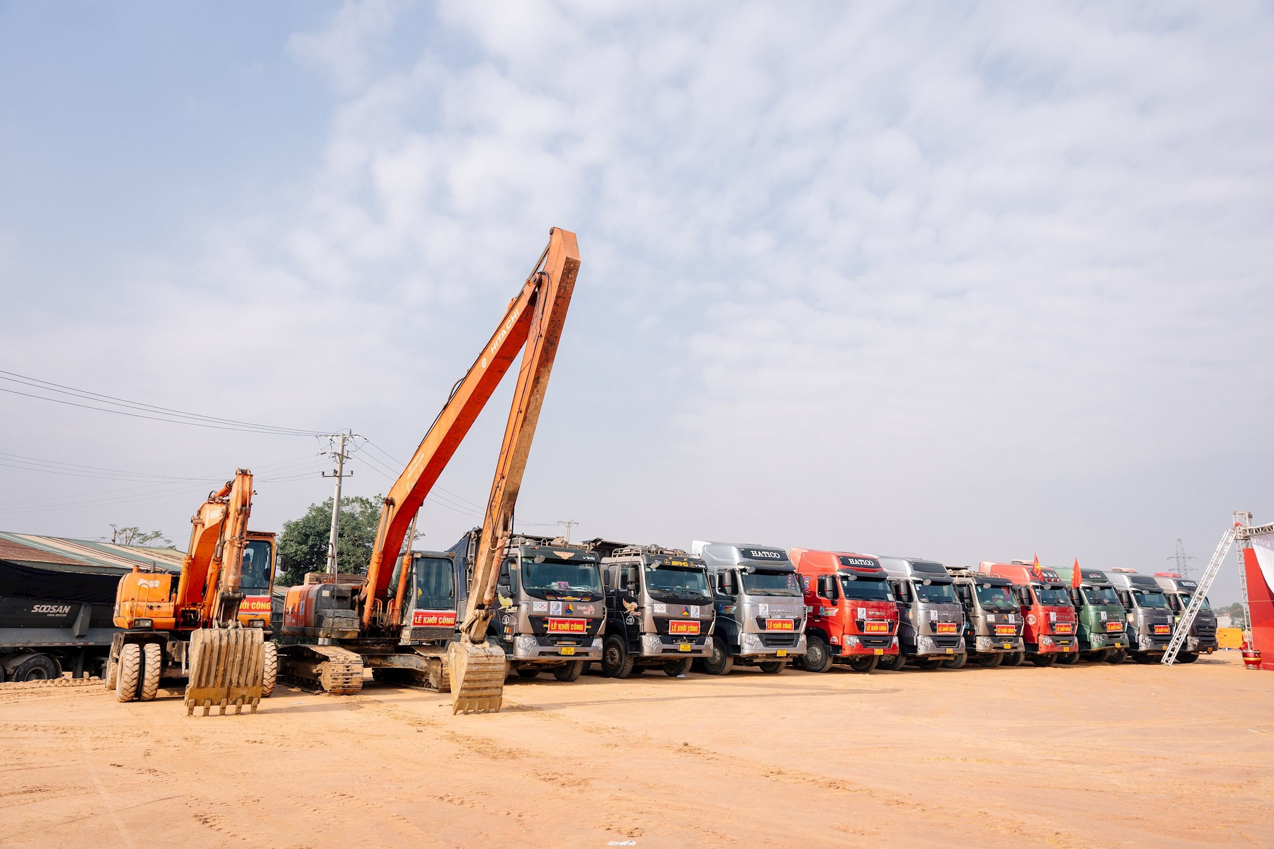 Toàn cảnh lễ khởi công, thể hiện sự hợp tác của chủ đầu tư và đối tác nhằm xây dựng khu đô thị ven sông Vinh chất lượng cao