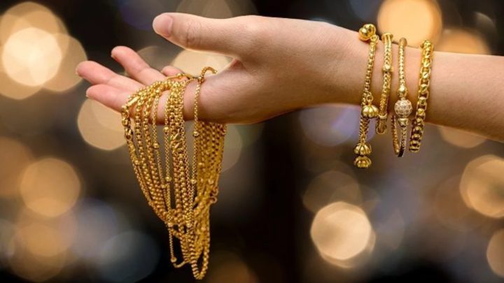 Vàng tây là hợp kim chứa vàng nguyên chất và kim loại khác, lý tưởng cho trang sức.