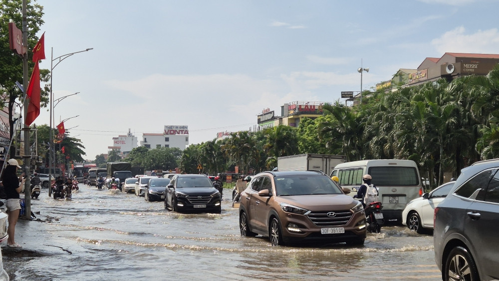 Hình ảnh ghi nhận tuyến đường Quốc lộ 32 bị ngập sâu giao cắt với khu đô thị