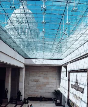 Hình ảnh mái vòm của Điện Capitol Hoa Kỳ nhìn từ Trung tâm Du khách