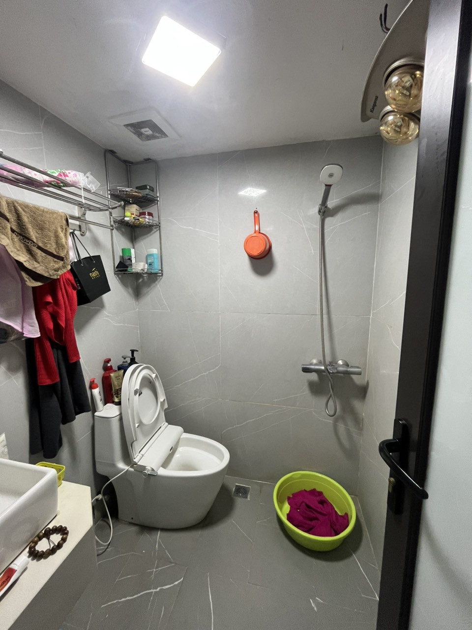 Hình ảnh mặt tiền hoặc khu vực đậu xe của dự án