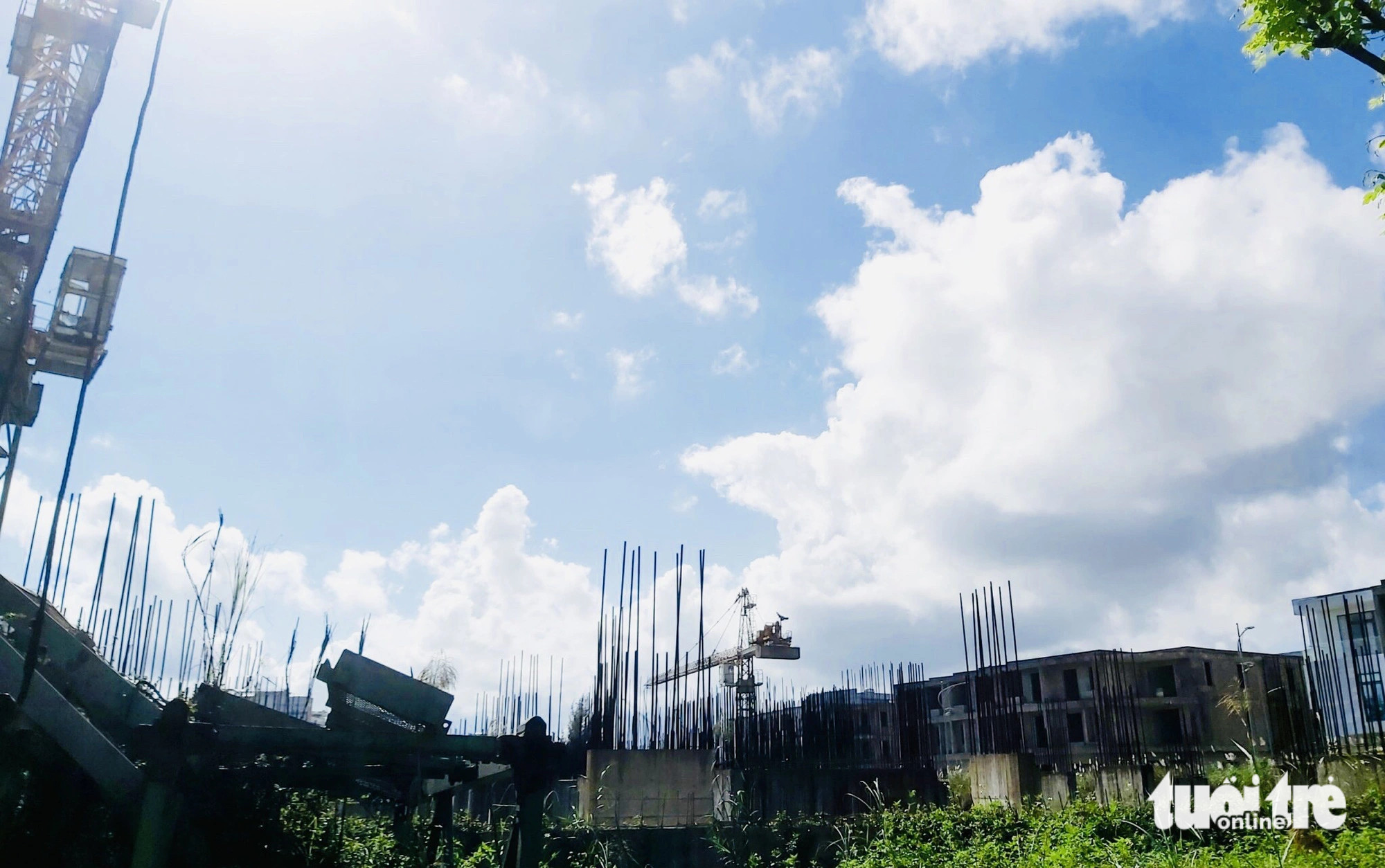 Trụ móng và sắt thép hoen gỉ