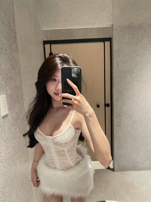 ảnh gái xinh che mặt bằng điện thoại 13