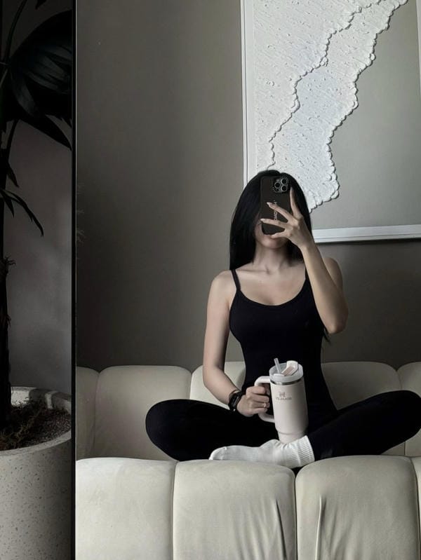 ảnh gái xinh che mặt bằng điện thoại 26