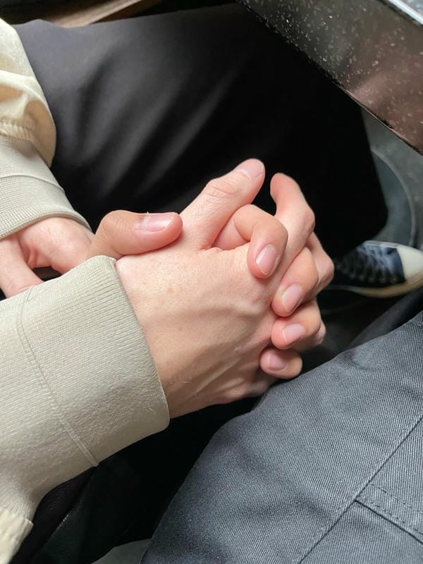 ảnh nắm tay người yêu 5