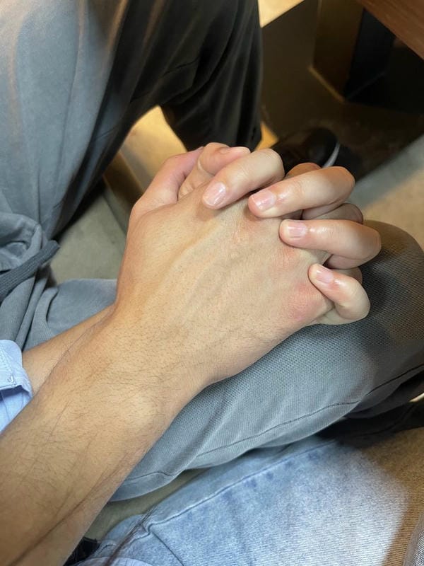 ảnh nắm tay người yêu 6