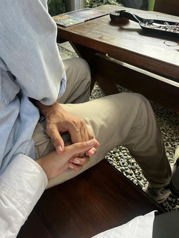 ảnh nắm tay người yêu 8