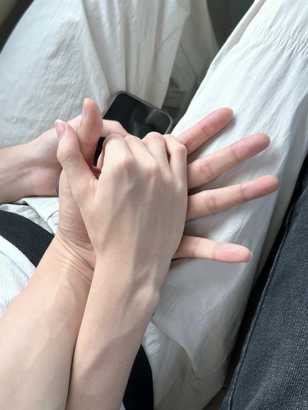 ảnh nắm tay người yêu 9