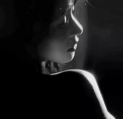 104+ Avatar đen trắng buồn cho ngày nhiều suy tư