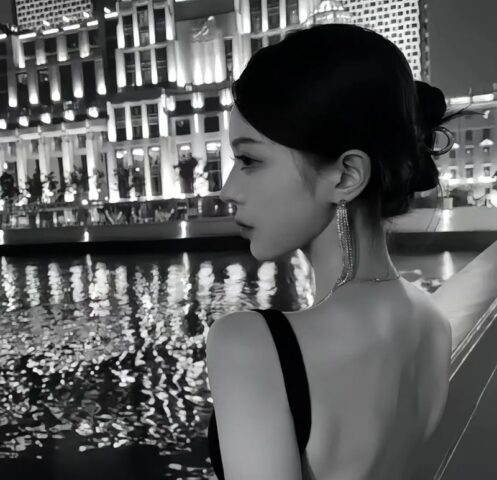 104+ Avatar đen trắng buồn cho ngày nhiều suy tư