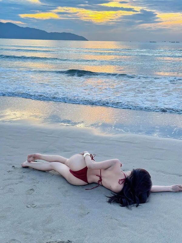 gái xinh mặc bikini đi biển 27