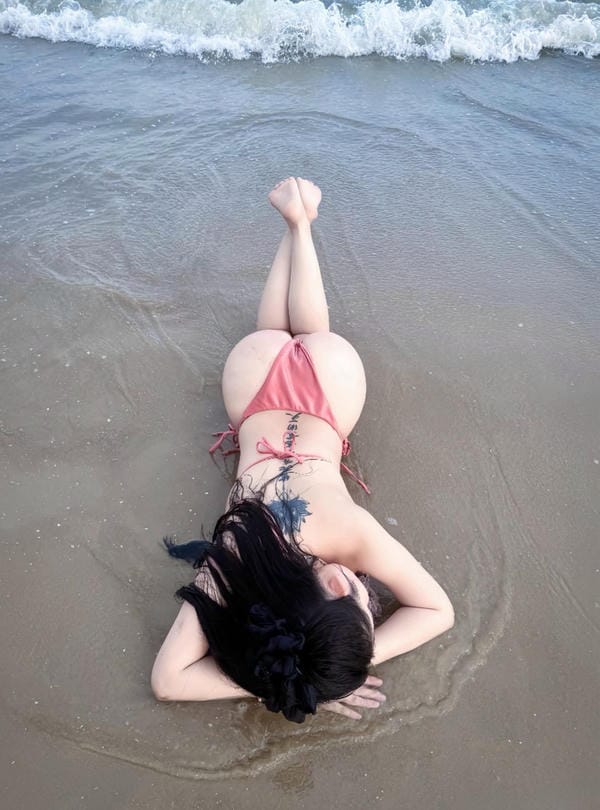 gái xinh mặc bikini đi biển 6