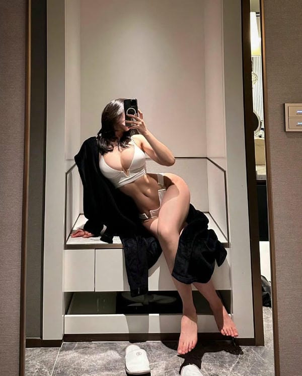 gái xinh show vú 5